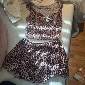 Cheetah 2 piece top and skirt 
Stretchy 
Ruffles